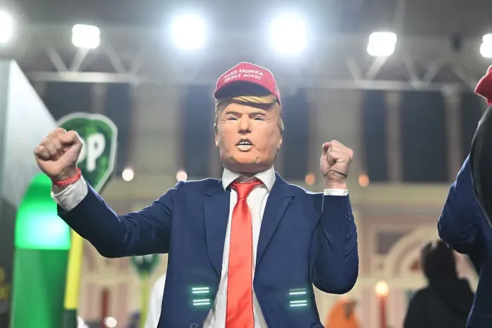 Framed Print : The Paddy Power PDC World Darts Championships 2024. Alexandra Palace