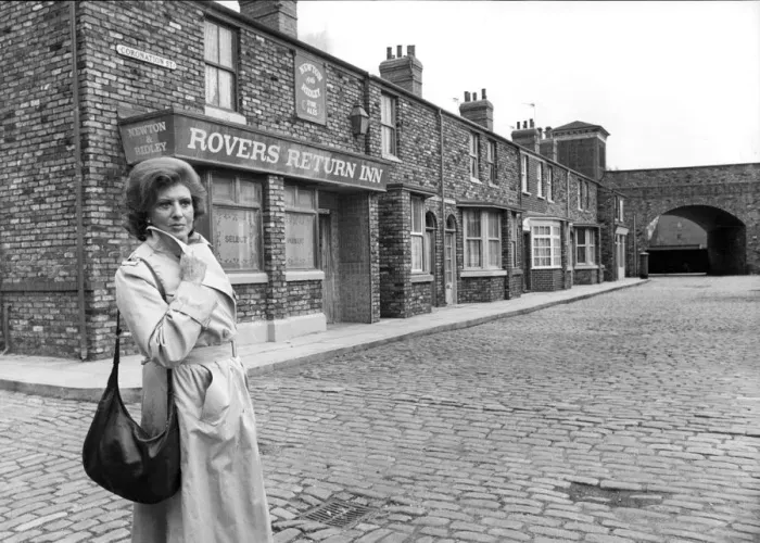 Framed Print : Pat Phoenix stands outside the Rovers Return in Coronation Street Framed Print : Pat Phoenix stands outside the Rovers Return in Coronation Street