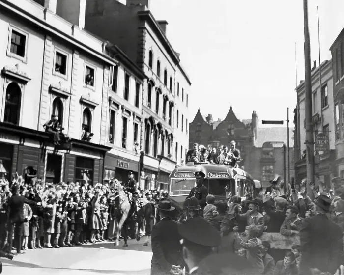 Framed Print : The people of Wolverhampton line the streets as the team bring home the F.A cup after Wolverhampton Wanderers beat Leicester at Wembley in 1949