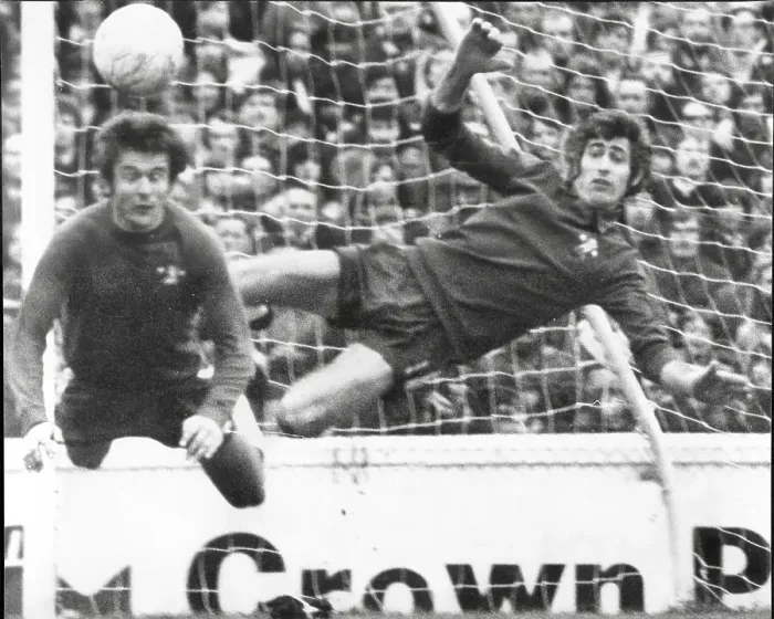 Framed Print : Peter Bonetti, goalkeeper, and John Hollins, both of Chelsea FC Framed Print : Peter Bonetti, goalkeeper, and John Hollins, both of Chelsea FC