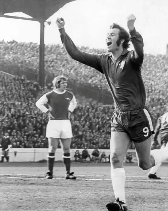 Framed Print : Peter Osgood in action 1973 Framed Print : Peter Osgood in action 1973