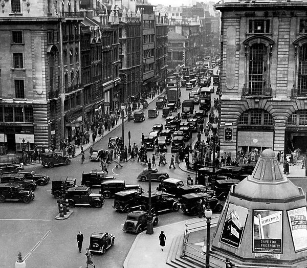 Piccadilly Circus traffic in 1946