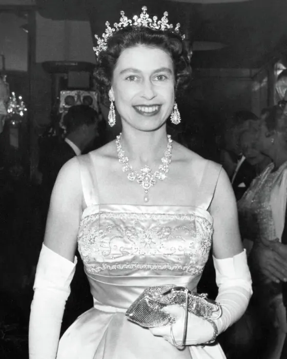 Framed Print : Queen Elizabeth II attending a premiere, 1961 Framed Print : Queen Elizabeth II attending a premiere, 1961