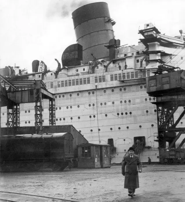 Framed Print : The Queen Mary Cruise Ship in 1935 Exclusive picture of a great