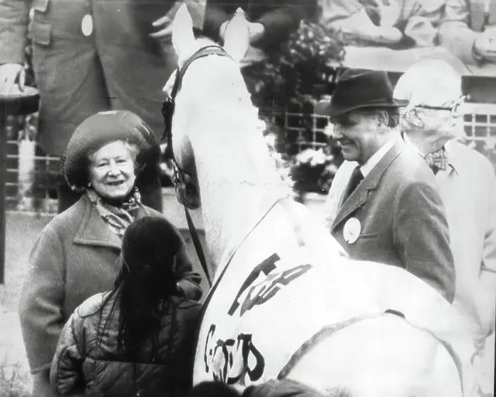 Framed Print : The Queen Mother meets Desert Orchid Framed Print : The Queen Mother meets Desert Orchid