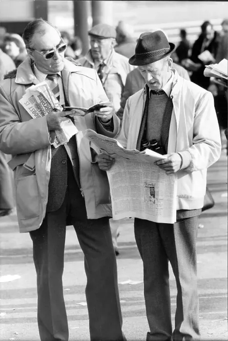 Framed Print : Racegoers at Cheltenham racecourse Framed Print : Racegoers at Cheltenham racecourse