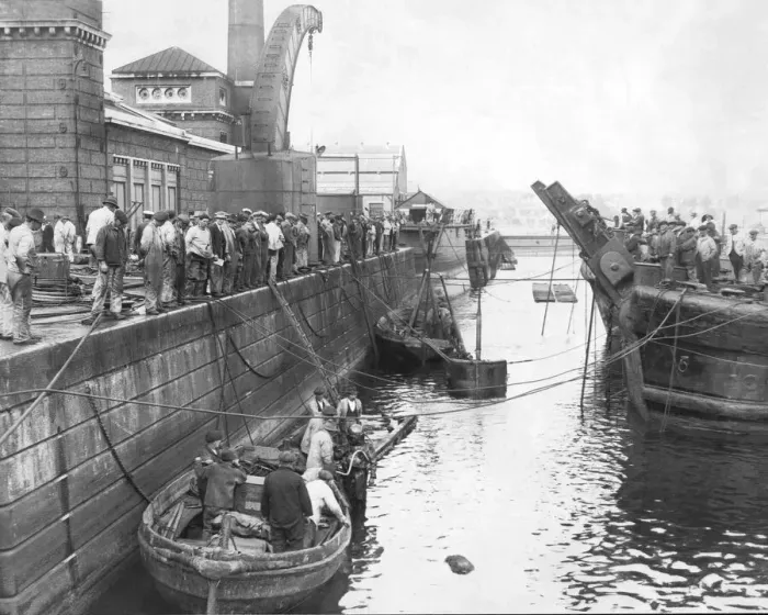 Framed Print : Raising the submarine H29 at Devonport Dockyard, Plymouth 1926 Framed Print : Raising the submarine H29 at Devonport Dockyard, Plymouth 1926
