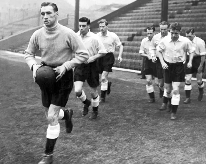 Framed Print : Ray Wood, Johnny Haynes, Bill Slater, Nat Lofthouse, Stanley Matthews, Roger Byrne and unknown at an England training session. 1954 Framed Print : Ray Wood, Johnny Haynes, Bill Slater, Nat Lofthouse, Stanley Matthews, Roger Byrne and unknown at an England training session. 1954
