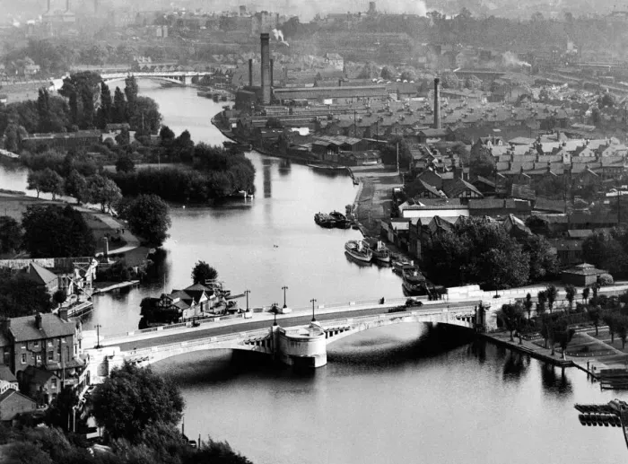 Framed Print : The River Thames in Reading, Berkshire 1935 Framed Print : The River Thames in Reading, Berkshire 1935