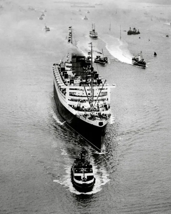 Framed Print : The RMS Queen Mary on her maiden voyage 1938 Framed Print : The RMS Queen Mary on her maiden voyage 1938