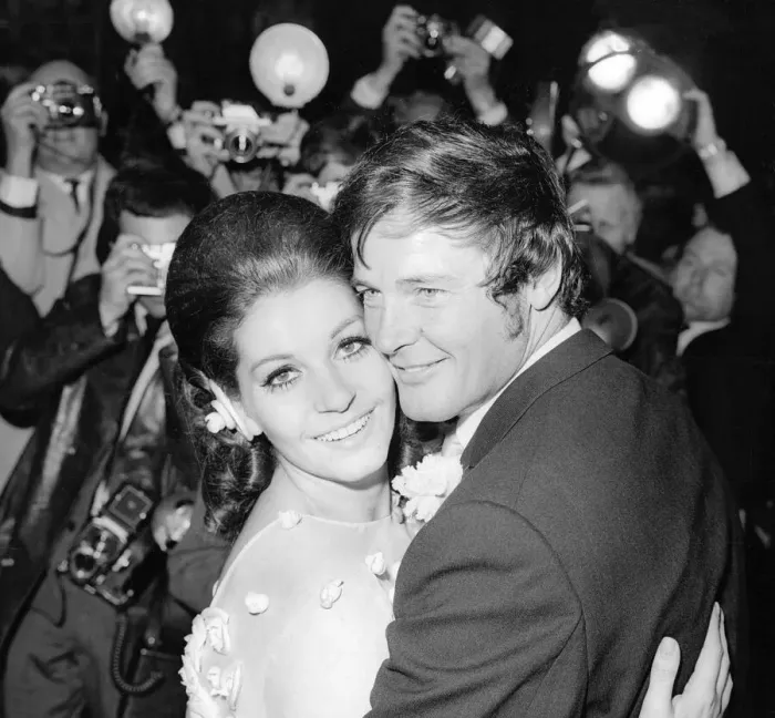 Framed Print : RogerMoorepictured after his wedding to Luisa Mattioli, atCaxtonHall, London 1969 Framed Print : RogerMoorepictured after his wedding to Luisa Mattioli, atCaxtonHall, London 1969