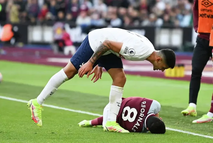 Framed Print : Romero of Spurs shouts at Fornels and gets booked Framed Print : Romero of Spurs shouts at Fornels and gets booked