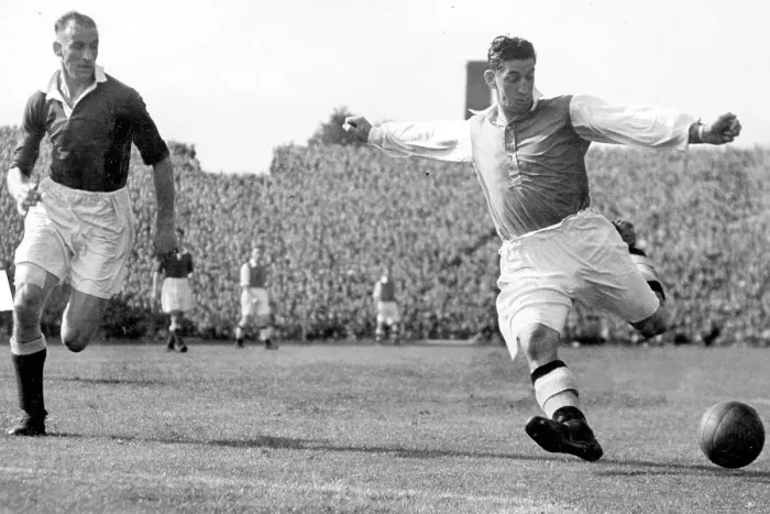 Framed Print : Ronnie Rooke of Arsenal battles with Chilton of Man Utd for the ball Framed Print : Ronnie Rooke of Arsenal battles with Chilton of Man Utd for the ball