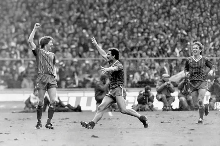 Framed Print : Ronnie Whelan (left), Graham Souness (centre) and Kenny Dalglish celebrate Liverpool's winning goal