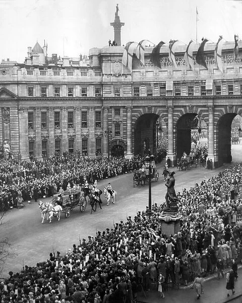 Royal Wedding of Princess Elizabeth and Prince Philip - procession passing through Admiralty Arch