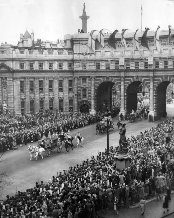 Framed Print : Royal Wedding Procession of Princess Elizabeth (Queen Elizabeth II) and Prince Philip (Duke of Edinburgh)
