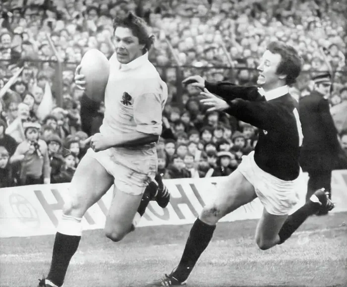 Framed Print : Scotland v England at Murrayfield. John Carleton of England evades Keith Robertson to score Framed Print : Scotland v England at Murrayfield. John Carleton of England evades Keith Robertson to score