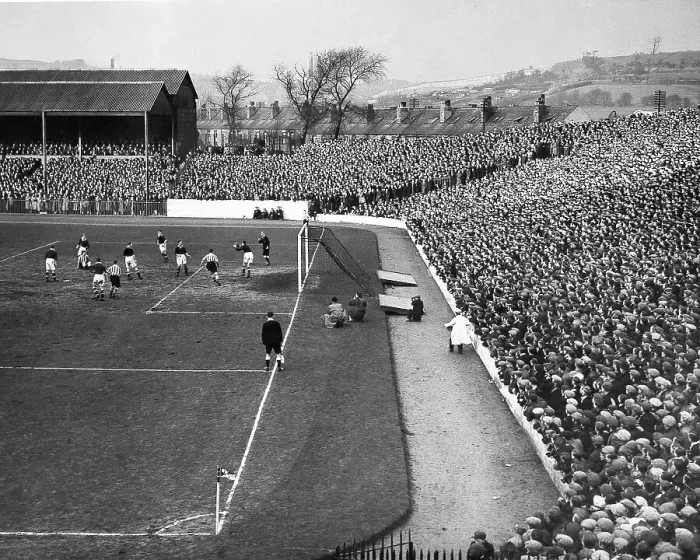 Framed Print : Sheffield Wednesday host Chelsea in front of a packed Hillsborough in 1939 Framed Print : Sheffield Wednesday host Chelsea in front of a packed Hillsborough in 1939