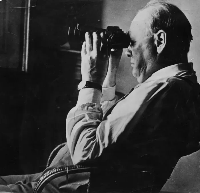 Framed Print : Sir Winston Churchill looking through a set of binocular Framed Print : Sir Winston Churchill looking through a set of binocular