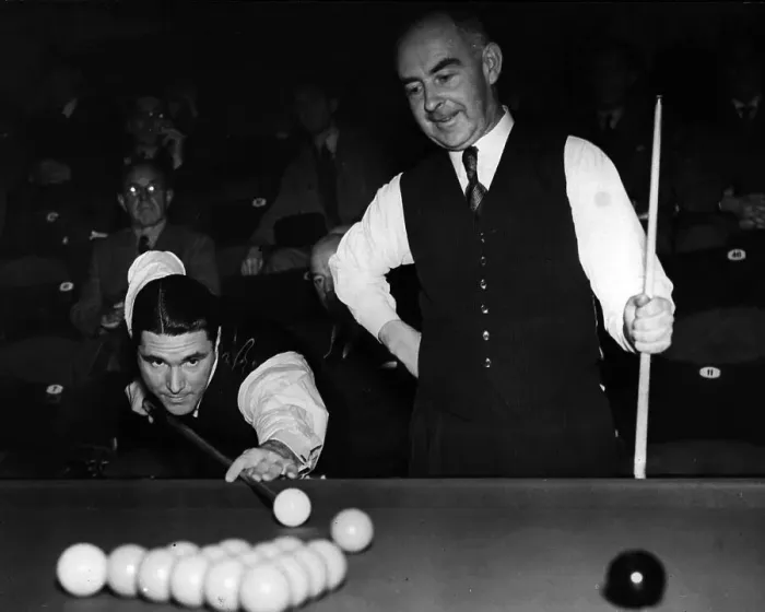 Framed Print : Snooker 1930's - Sidney Smith in play against Willie Smith Framed Print : Snooker 1930's - Sidney Smith in play against Willie Smith