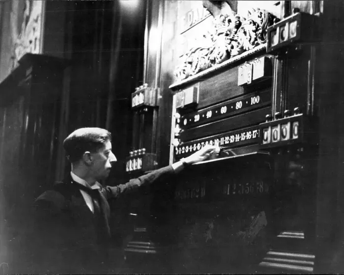 Framed Print : Snooker referee Charlie Chambers, resident at Thurston's for twenty five years, marks the scoreboard Framed Print : Snooker referee Charlie Chambers, resident at Thurston's for twenty five years, marks the scoreboard