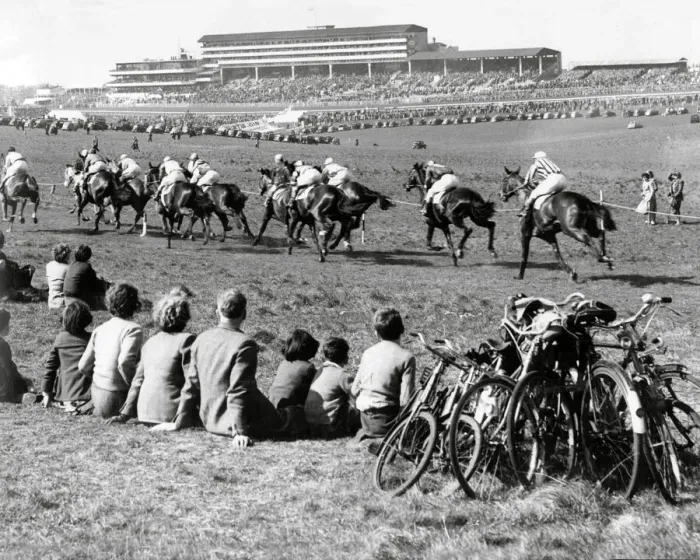 Framed Print : Spectators at Epsom race course, 1953 Framed Print : Spectators at Epsom race course, 1953