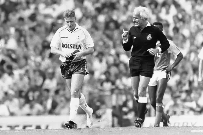 Framed Print : Spur's Paul Gascoigne replaces his boot after scoring Framed Print : Spur's Paul Gascoigne replaces his boot after scoring