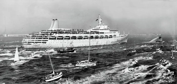 Framed Print : The SS Canberra returns to Southampton from the Falklands Framed Print : The SS Canberra returns to Southampton from the Falklands