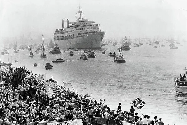 SS Canberra returns to Southampton from the Falklands to huge crowds