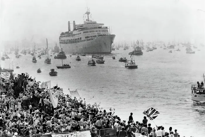 Framed Print : SS Canberra returns to Southampton from the Falklands to huge crowds Framed Print : SS Canberra returns to Southampton from the Falklands to huge crowds