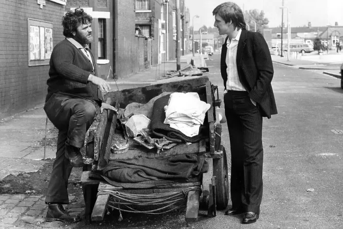 Framed Print : Steve Daley of Man City chatting with Longsight rag and bone man Albert Scott Framed Print : Steve Daley of Man City chatting with Longsight rag and bone man Albert Scott