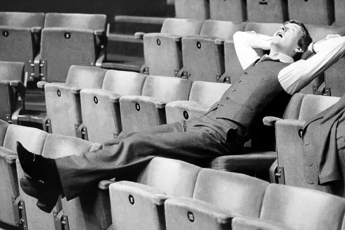 Framed Print : Steve Davis in relaxed mood prior to a game with Higgins Framed Print : Steve Davis in relaxed mood prior to a game with Higgins