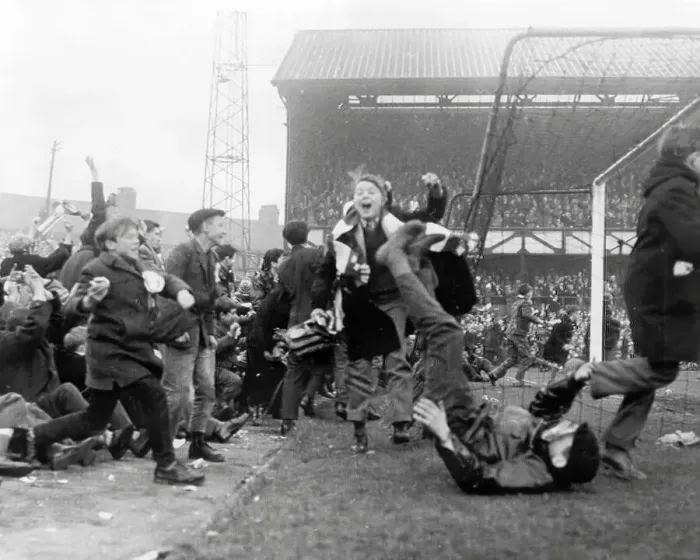 Framed Print : Sunderland fans on the pitch - FA Cup 1961 Framed Print : Sunderland fans on the pitch - FA Cup 1961