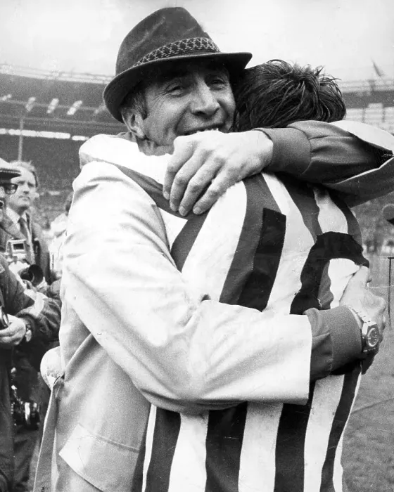 Framed Print : Sunderland manager Bob Stokoe embraces Ian Porterfield Framed Print : Sunderland manager Bob Stokoe embraces Ian Porterfield