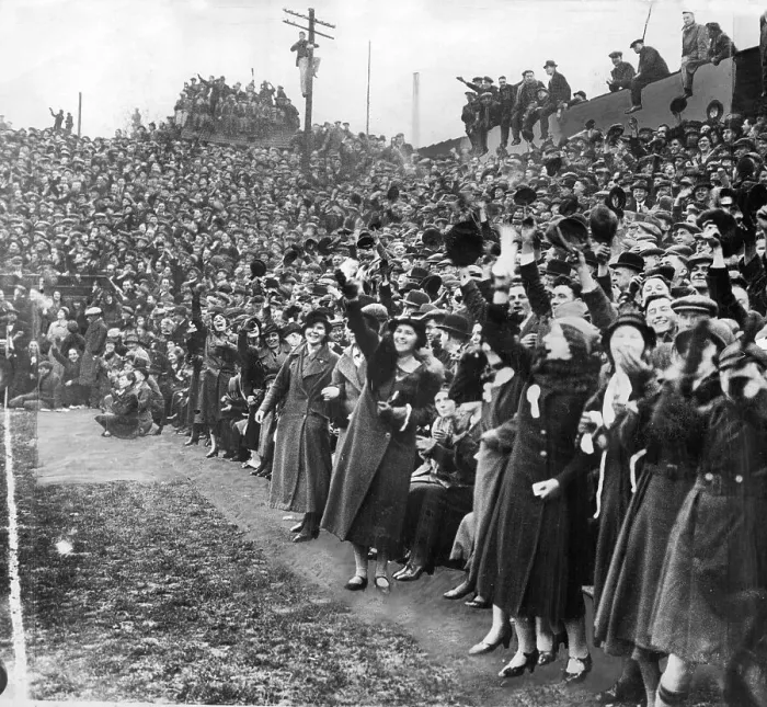 Framed Print : Supporters of Luton FC in1935 Framed Print : Supporters of Luton FC in1935