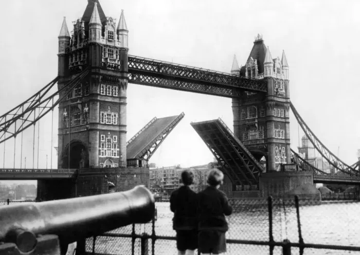Framed Print : Tower Bridge 1947 Framed Print : Tower Bridge 1947