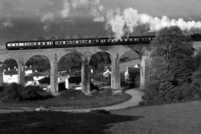 Framed Print : A train passes over the Brunel Viaduct in Broadsands, Devon