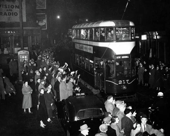 Framed Print : Last tram ceremony at Edinburgh. Trams leaving for the depot 20 / 12 / 1956