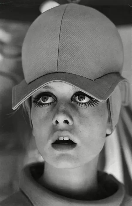 Framed Print : Twiggy in Paris Framed Print : Twiggy in Paris