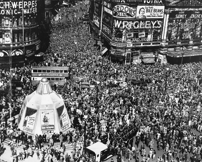 Framed Print : VE Day Crowds bring traffic to a standstill in Piccadilly Circus with the boarded-up statue of Eros at its heart Framed Print : VE Day Crowds bring traffic to a standstill in Piccadilly Circus with the boarded-up statue of Eros at its heart