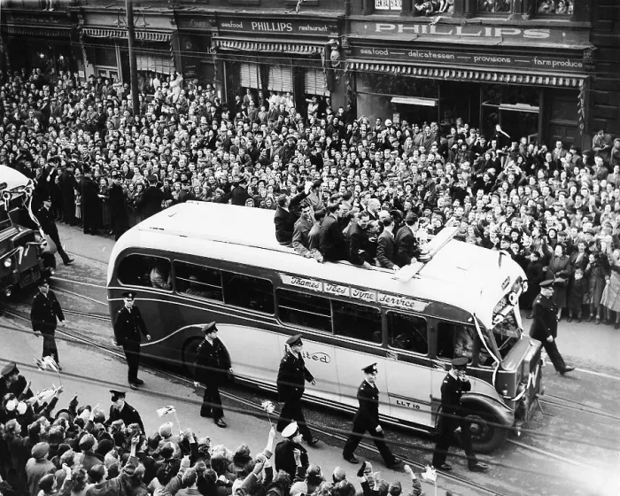 Framed Print : The victoriousNewcastleteam aboard abusreturn with the FAcupto be greeted by hueh crowds