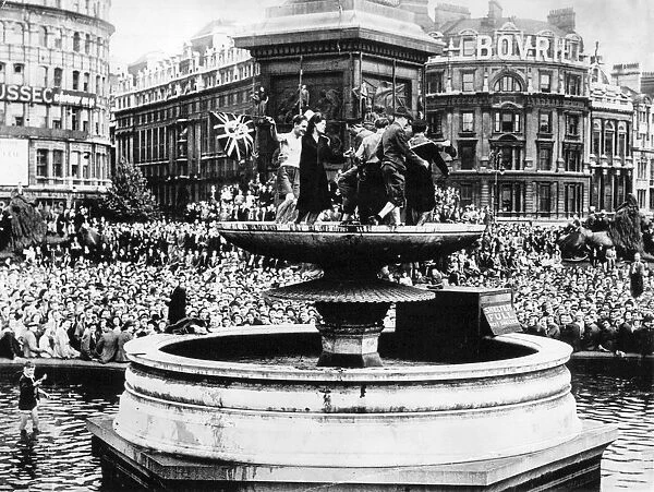 VJ Day celebrations. People dancing in the Trafalgar Square fountain on VJ Day