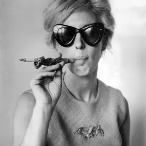 Diseñadora de moda estadounidense Tiger Morse - 1964. Diseñadora de moda estadounidense Tiger Morse - 1964.