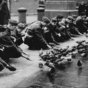 American troops feeding pigeons in Trafalgar Square, 1942