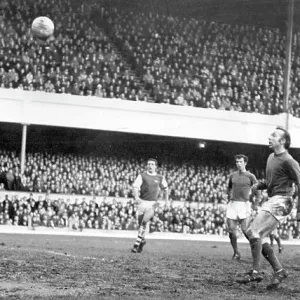 Arsenal contra Manchester United, en Highbury. David Court a punto de marcar con un cabezazo volador 1968. Arsenal contra Manchester United, en Highbury. David Court a punto de marcar con un cabezazo volador 1968.