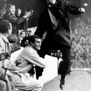 El entrenador del Aston Villa FC, Tommy Docherty celebrando un gol en 1968. El entrenador del Aston Villa FC, Tommy Docherty celebrando un gol en 1968.