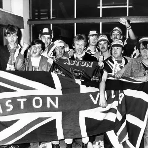 Los aficionados del fútbol de Aston Villa regresan desde Bruselas. Los aficionados del fútbol de Aston Villa regresan desde Bruselas.