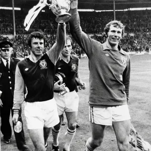 Charlie Aitken de Aston Villa, Ian Ross y el portero Jim Cumbes desfilan con la Copa de la Liga. Charlie Aitken de Aston Villa, Ian Ross y el portero Jim Cumbes desfilan con la Copa de la Liga.