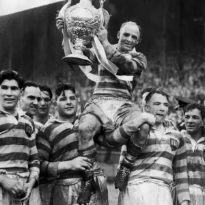 Cec Mountford with the Rugby League Challenge Cup in 1951