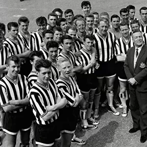 Charlie Mitten with his Newcastle United footballers for the 1961/ 62 season
